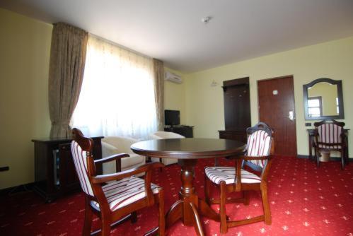 Grand Hotel Perla Ciucasului Тарлунгени Экстерьер фото